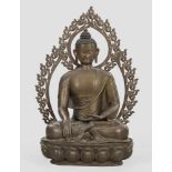 Monumentale Figur des Buddha ShakyamuniBronze, teilw. farbig gefasst. Auf einem großblättrigen