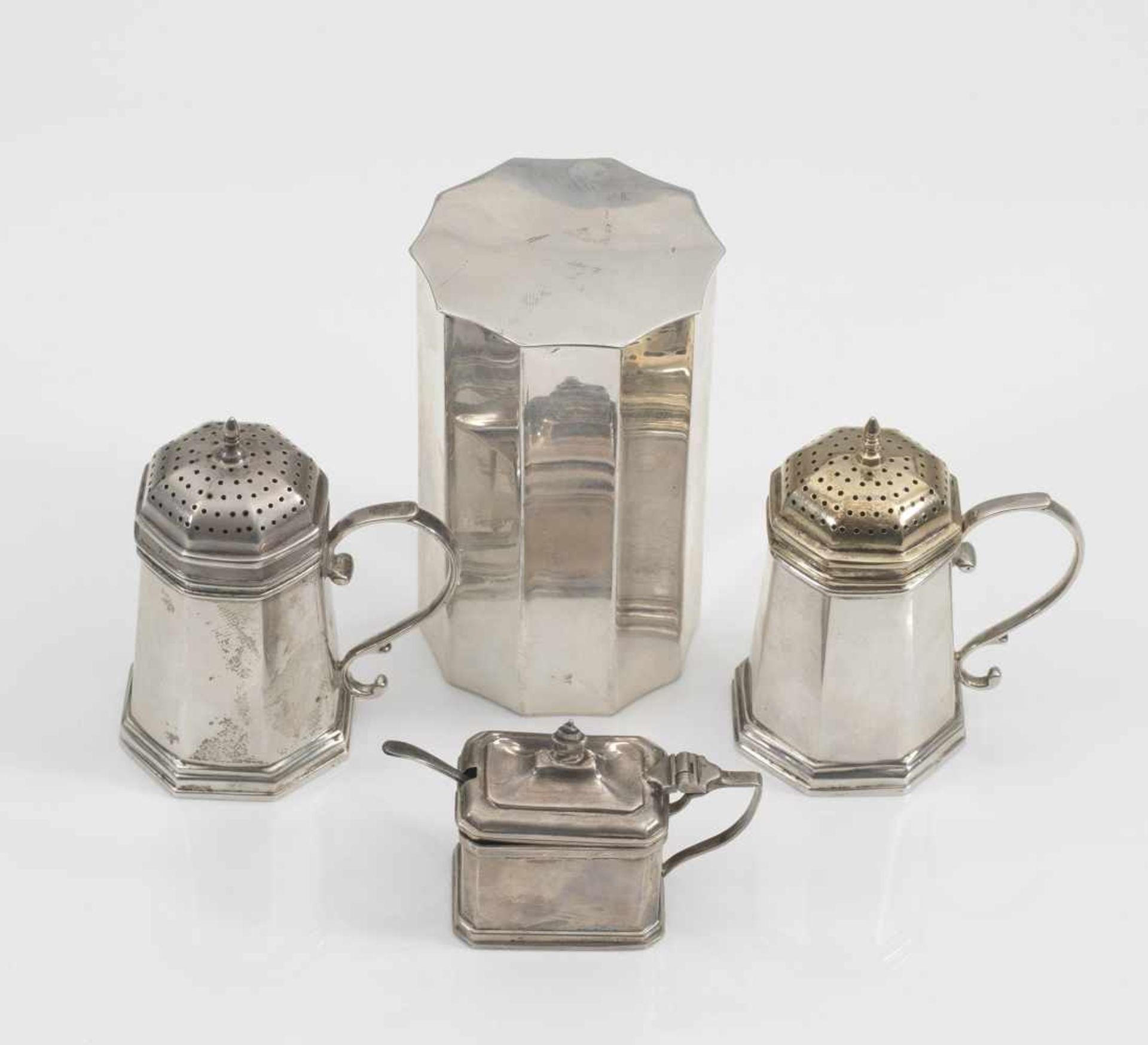 Konvolut Tiffany-Silber5-tlg.; Silber, teilw. teilvergoldet. Salz- und Pfefferstreuer, Senfgefäß mit