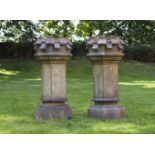 Paar viktorianische Schornsteinbekrönungen als ParkvasenBeigefarbener, schamottierter
