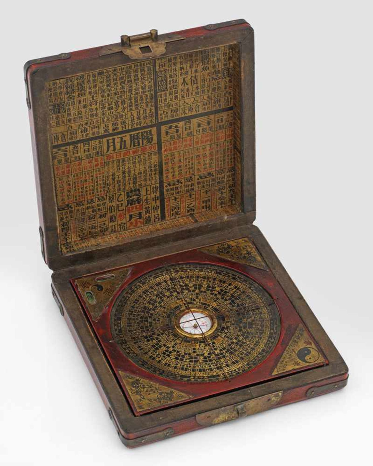 Feng Shui-KompassSog. "Lo Pan" (luopan). Holz, schwarz und rot lackiert. Messing. Herausnehmbare, - Image 2 of 2