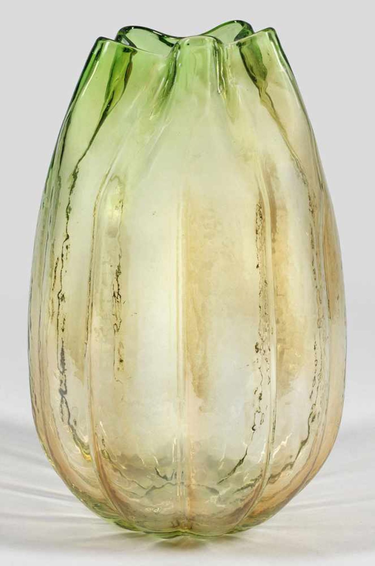 Große moderne VaseGodronierte, ovoide Form mit diagonal verformter, fünfpassig gekniffener