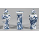 Drei Blauweiß-Vasen mit FlußlandschaftPorzellan. Auf der Wandung belebte, baumbestandene