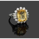 Prachtvoller natürlich gelber Saphirring mit DiamantenWeißgold, gest. 750. Schauseitig besetzt mit