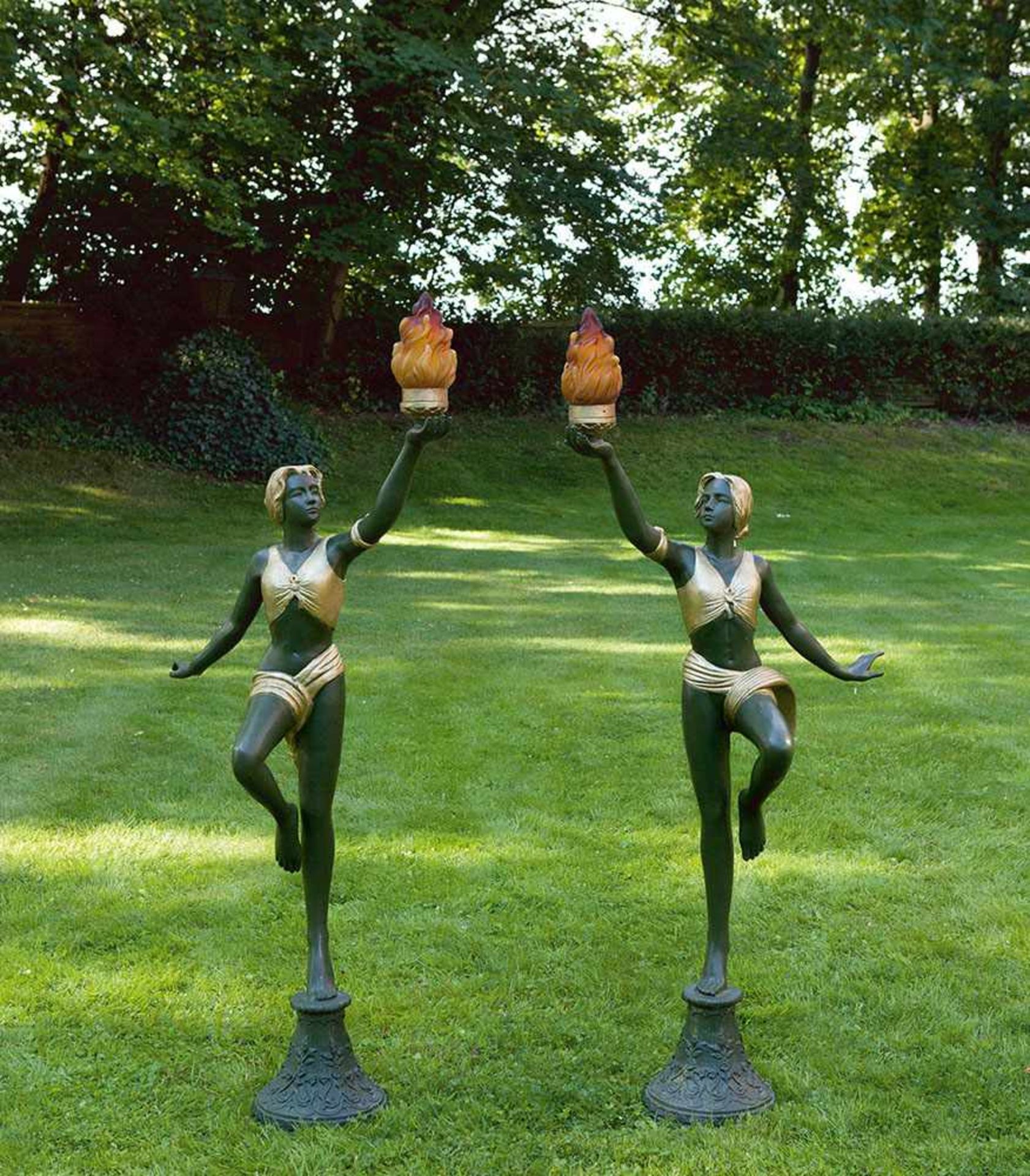 Paar große Belle Epoque-Skulpturenlampen1-flg.; Metallguss, grün lackiert und teilw. vergoldet sowie