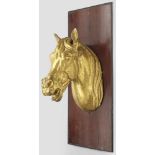Großer PferdekopfZinkguss, goldbronziert bzw. vergoldet. Montiert auf hochrechteckiger Wandplatte