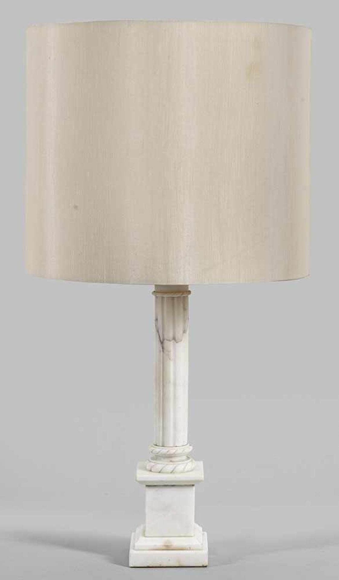 Große Tischlampe1-flg.; Alabaster. Kannelierter Säulenschaft auf rechteckigem, gestuft