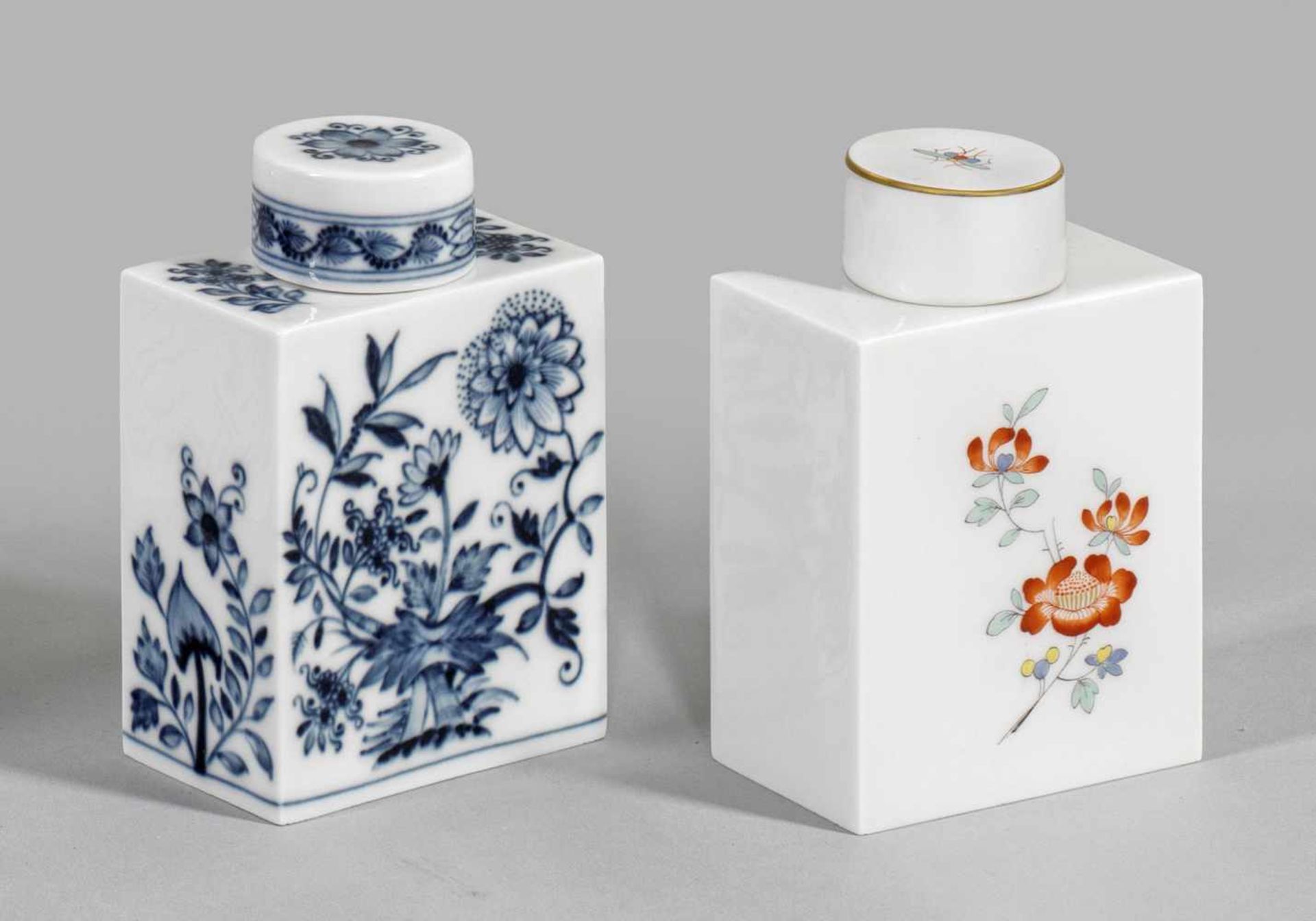 Zwei Teedosen anlässlich des 275. Gründungsjubiläumsder Meissener Manufaktur (1710 - 1985)