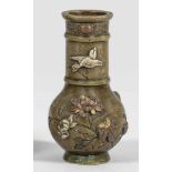 Miniatur-Vase mit ChrysanthemendekorBronze, Weißmetall. Gebauchter, in zylindrischen Hals