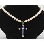 Perlenkette mit Kreuzanhänger aus der Kollektion Fabergévon Victor MayerGelbgold, gest. 750.