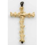 Barocker Kruzifix-KettenanhängerElfenbein, geschnitzt. Vollplastisches Kreuz, Arme gestaltet aus