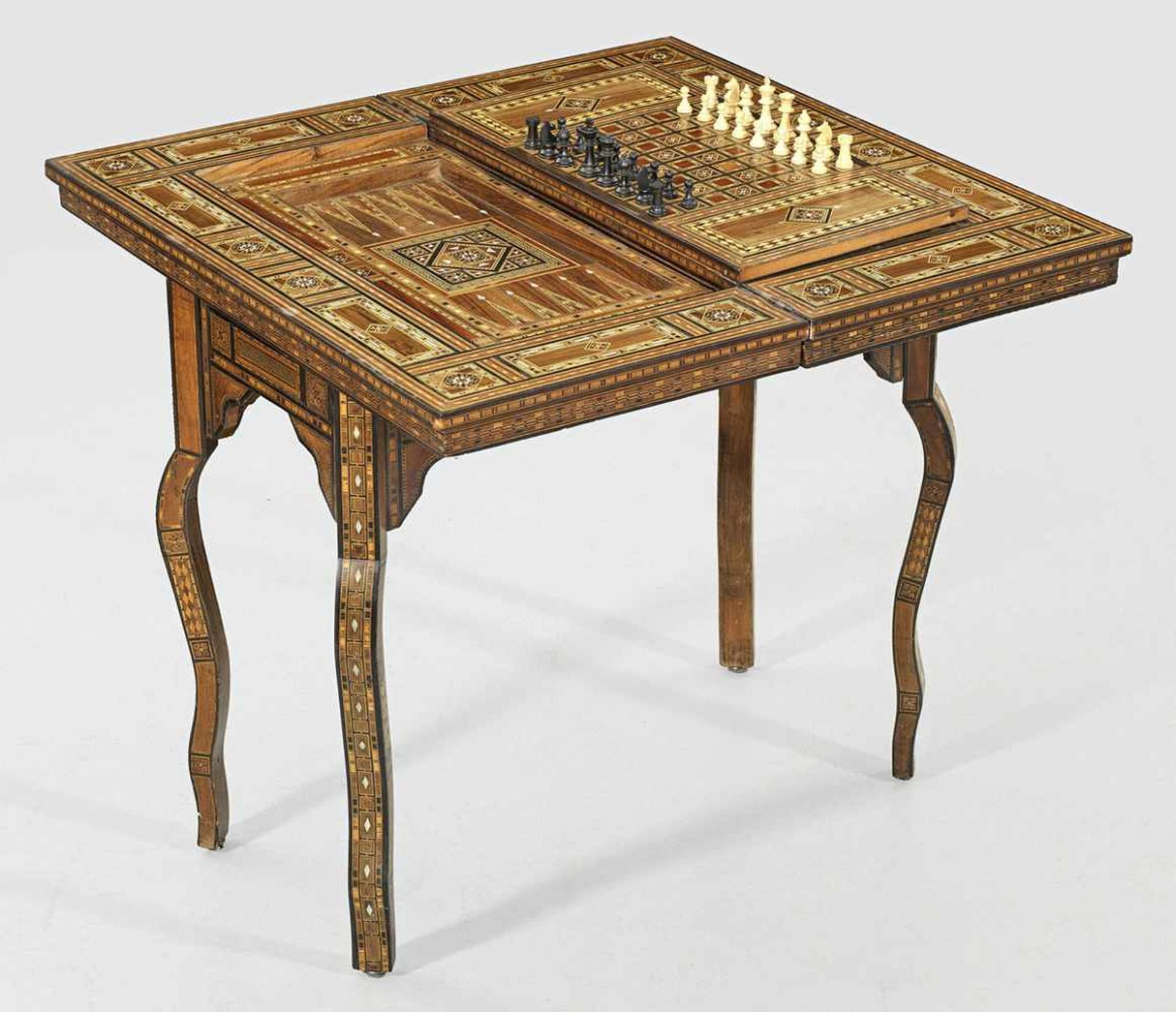 Spieltisch im maurischen StilMahagoni, massiv und furniert sowie reiche Marketterie aus