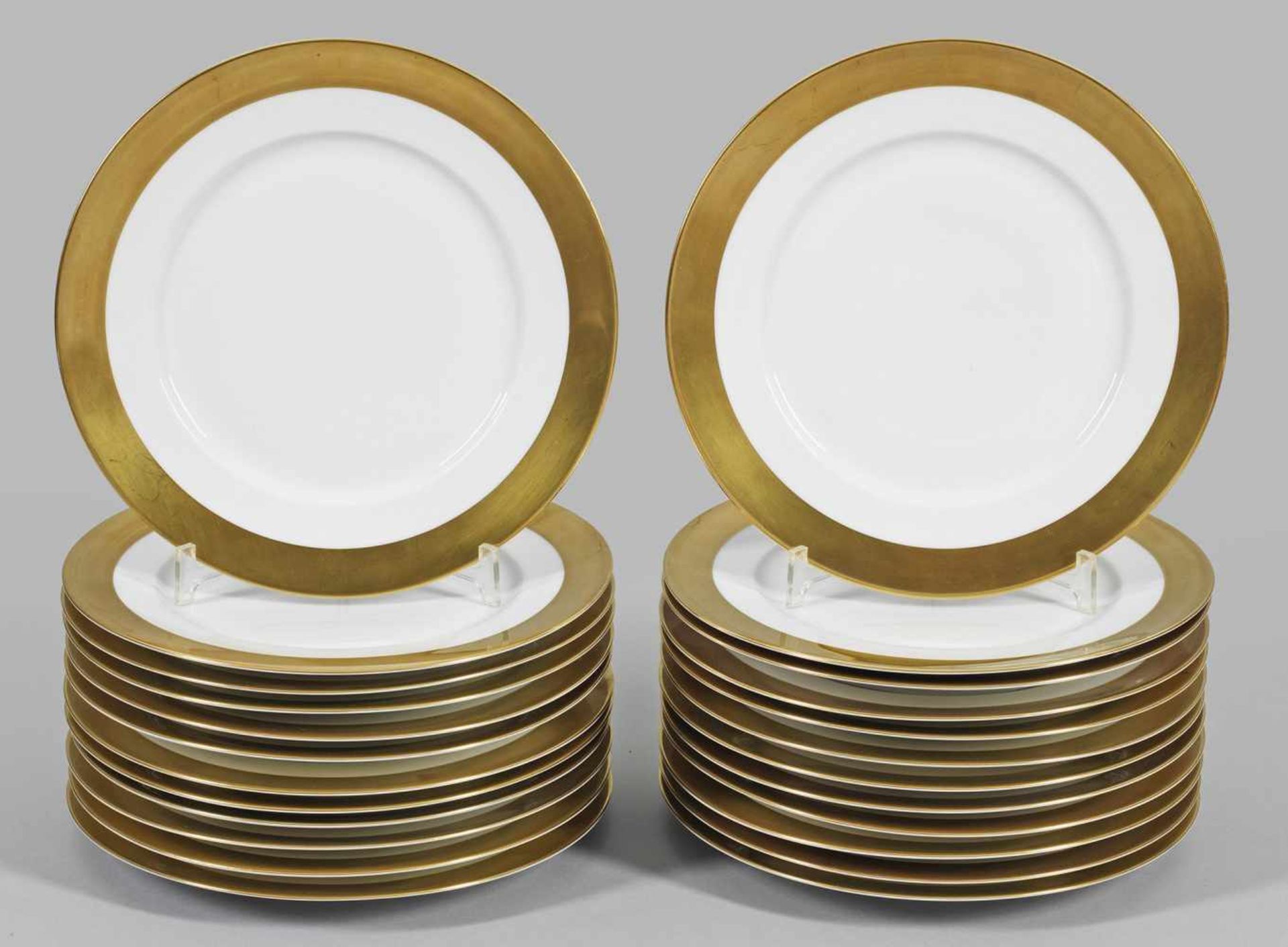 24 SpeisetellerFahne in Gold. Minim. Gebrauchsspuren. Manufakturmarke. D. 28,5 cm. A set of 24