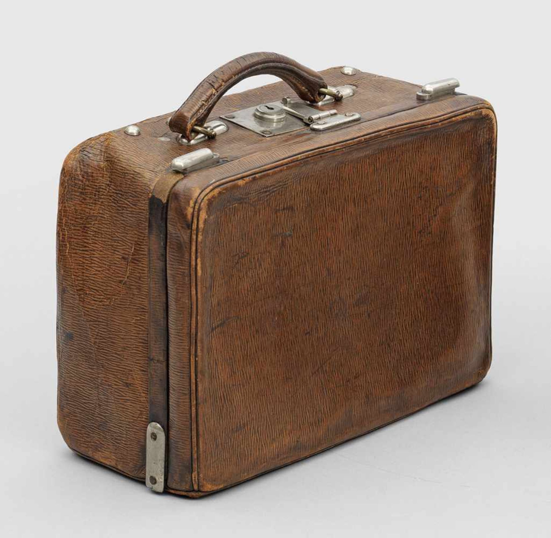Kleiner Vintage-Koffer aus den 20er JahrenDunkelbraunes, geprägtes Leder, Hardware aus Chrom. Nahezu