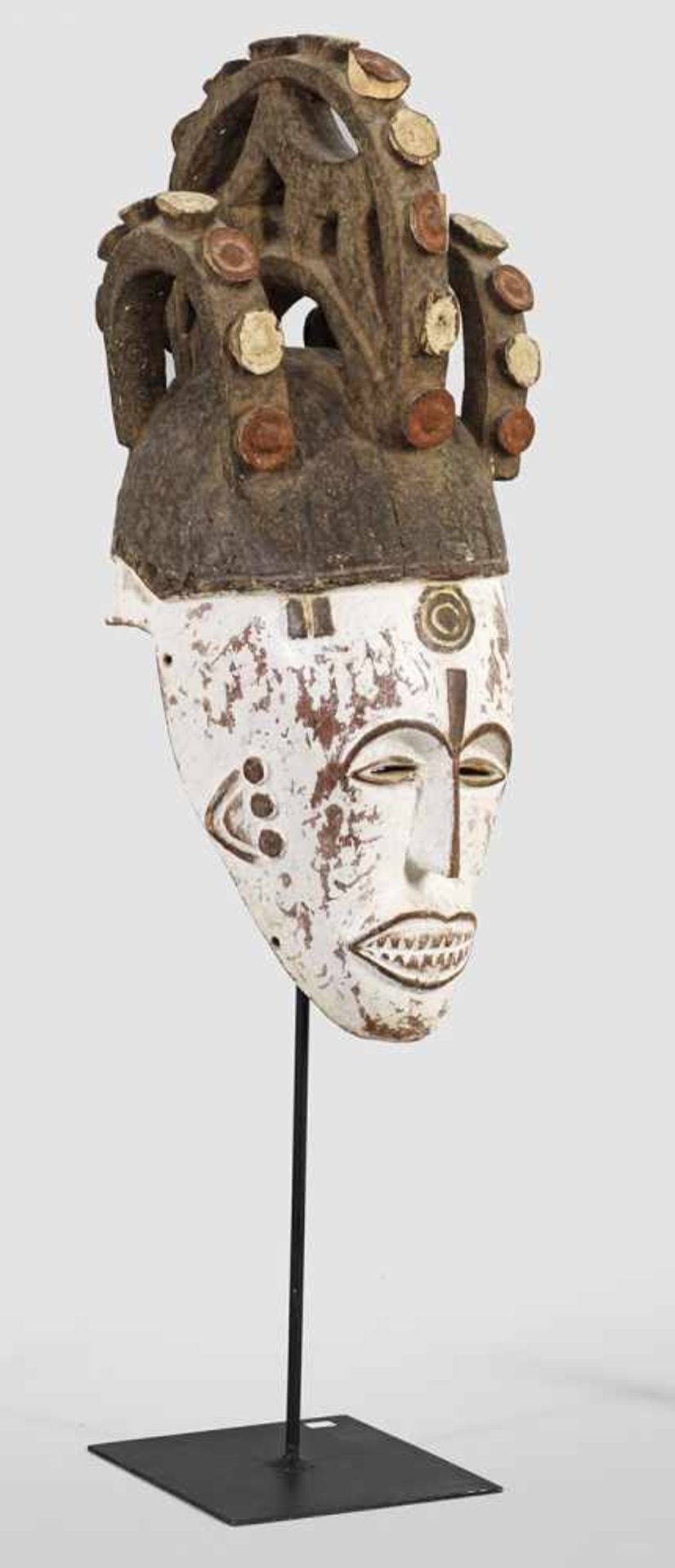 Große afrikanische Ingo-KopfmaskeHolz, geschnitzt und farbig gefasst. Helmförmig mit länglichem