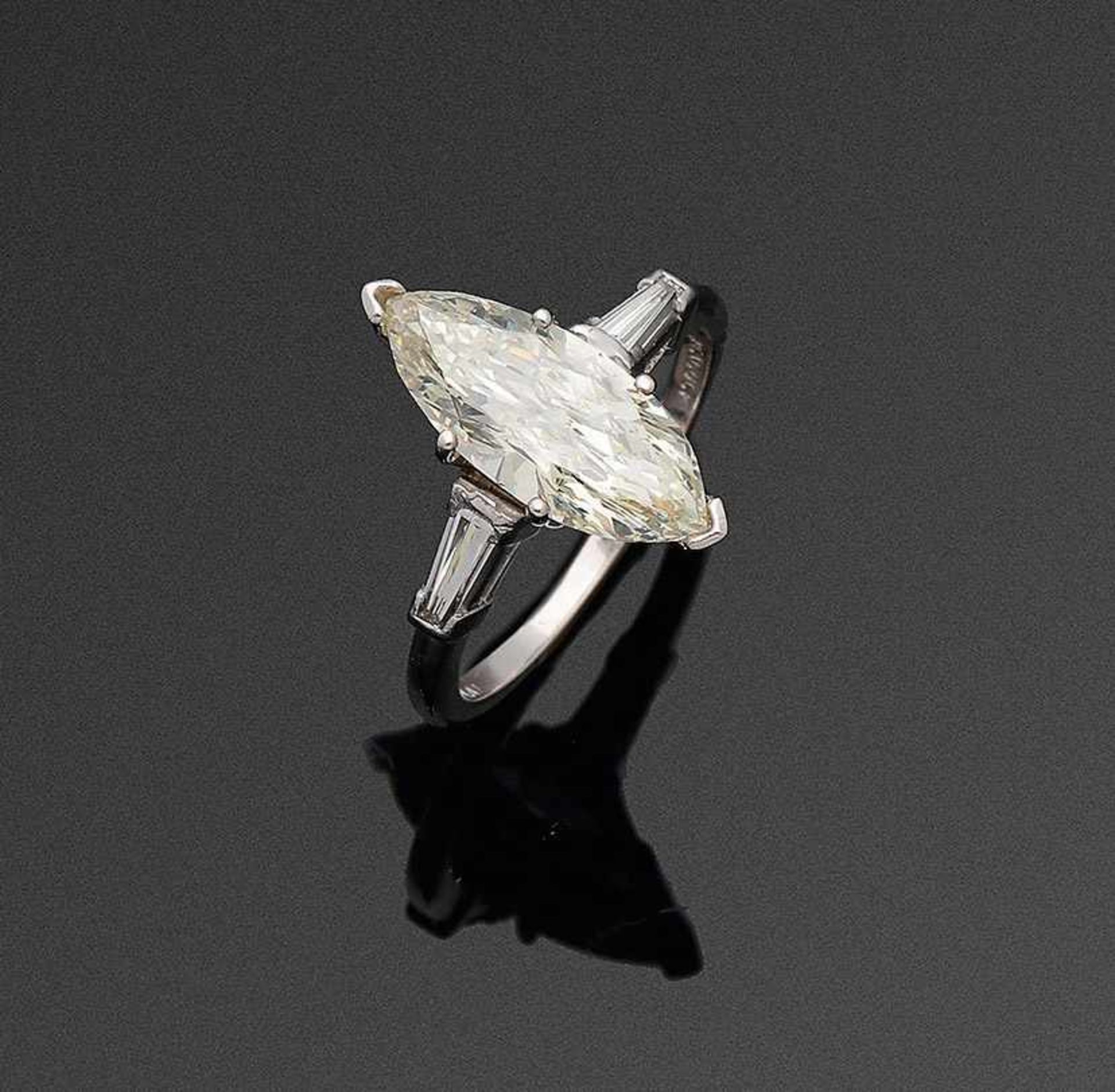 Art Déco Marquise-Diamant-SolitärringPlatin. Zentral besetzt mit einem Diamanten im