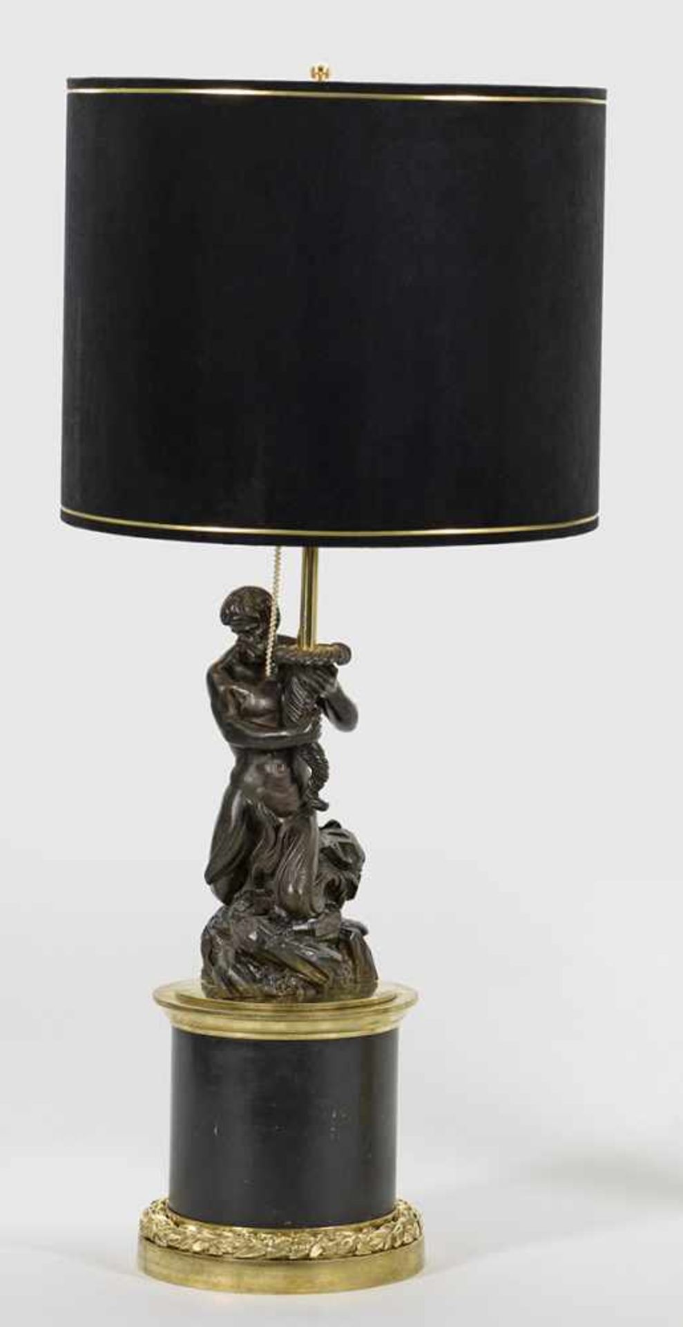 Große repräsentative Napoleon III-Skulpturenlampe2-flg.; Bronze, vergoldet bzw. dunkel patiniert.
