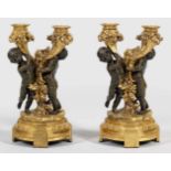 Paar skulpturale Louis XVI-Girandolen2-flg.; Bronze, feuervergoldet bzw. dunkel partiniert.