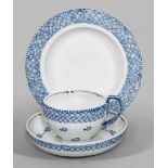Teegedeck mit Dekor "Blaue Rispe" von Richard Riemerschmid3-tlg.; Teetasse mit Untertasse und