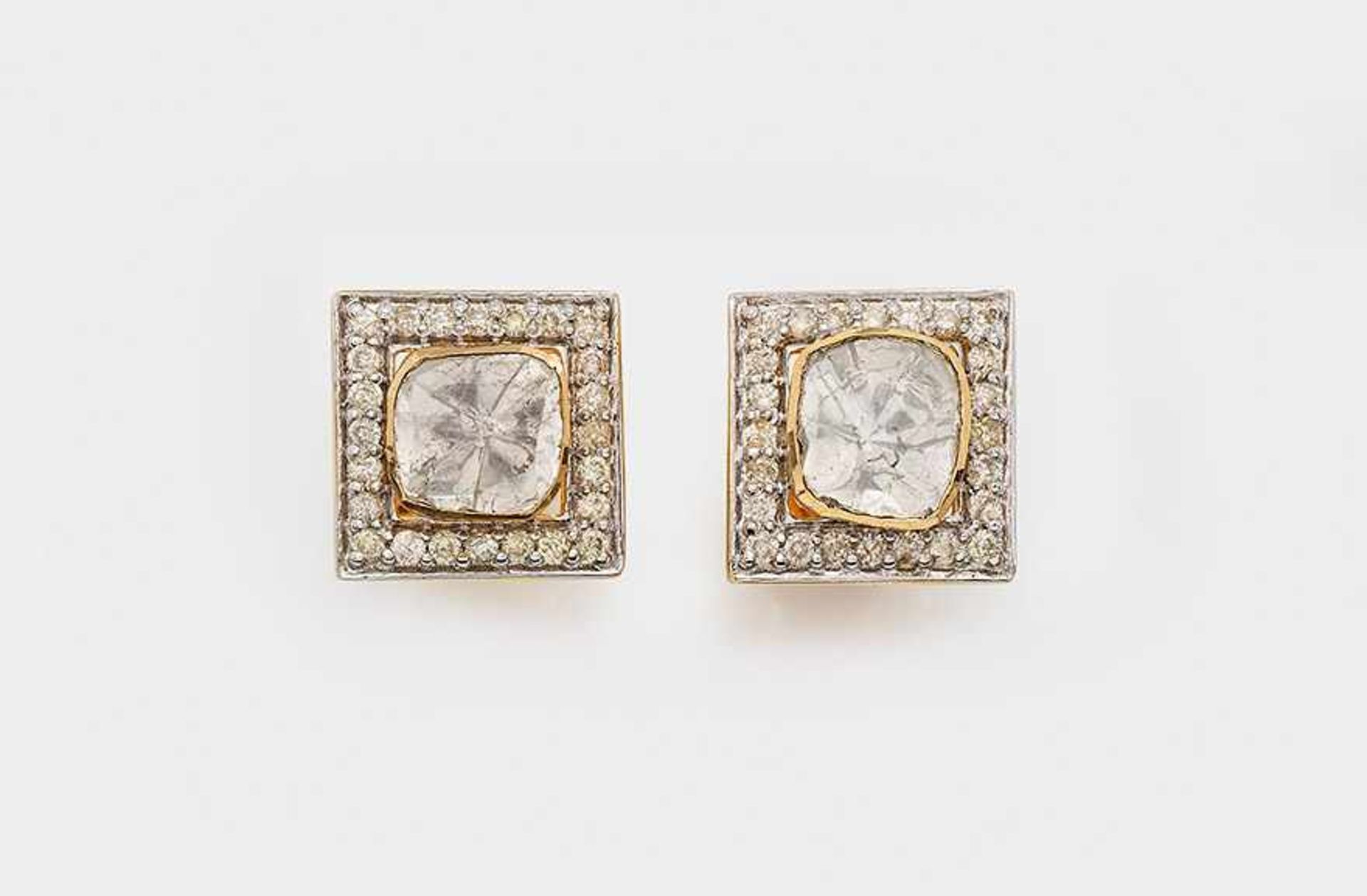 Paar Diamant-OhrringeGelbgold. 14 ct.; Zentral besetzt mit jeweils einer Diamantrose von zus. ca.