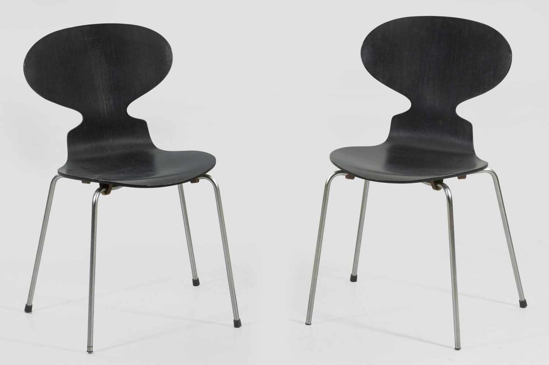 Paar Ameisen-Stühle von Arne JacobsenModell 3100. Schichtholz, schwarz gebeizt sowie Metall.