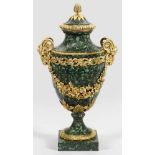 Feine Louis XVI-PorphyrvaseGrün gemaserter, sog. "Porfido verde antico" Porphyr sowie vergoldete
