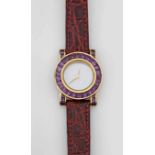 Schmuck-Armbanduhr mit AmethystenGelbgold, 18 ct.; Rundes Uhrengehäuse, Lunette und Anschläge mit