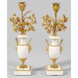 Paar feine Louis XVI-Leuchter1-flg.; Weißer Marmor und feuervergoldete Bronze. Vasenförmiger Korpus,