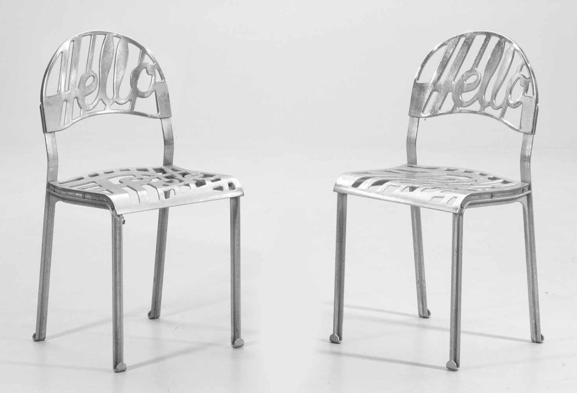 Paar Design-Stühle "Hello There" von Jeremy HarveyAluminium Gestell aus gekanteten Streben als