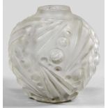 Art Déco-Vase von Édouard CazauxKugelform mit enger Mündung. Farbloses Glas, in die Form geblasen,