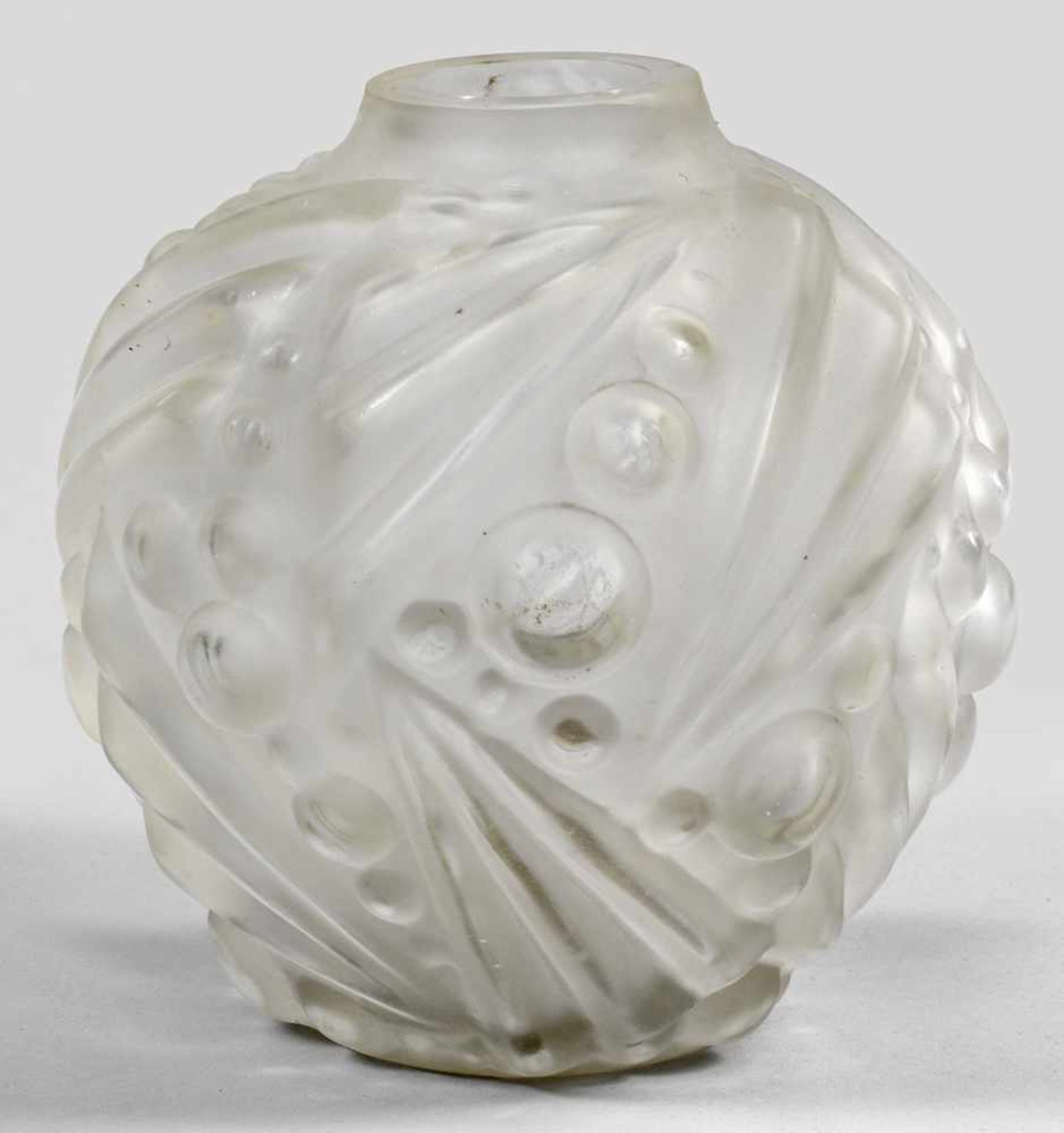 Art Déco-Vase von Édouard CazauxKugelform mit enger Mündung. Farbloses Glas, in die Form geblasen,