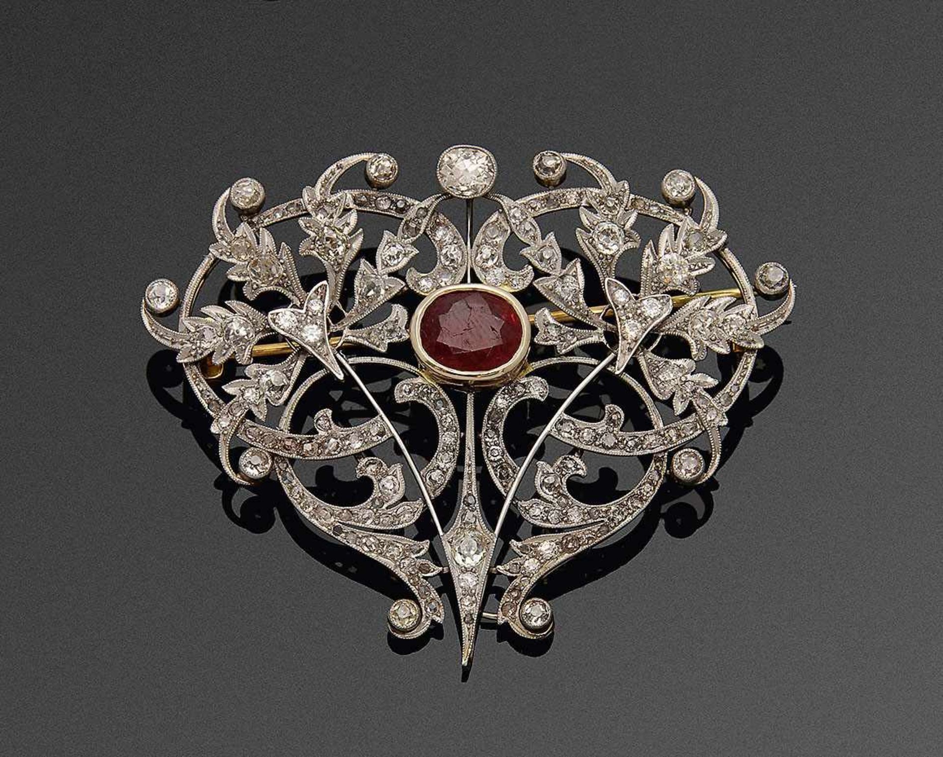 Viktorianische RubinbroscheWeißgold, 18 ct. Schauseitig ausgefasst mit Diamantrosen von zus. ca. 3,
