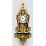 Louis XV-Boulle Pendule mit KonsoleFlächendeckender Fond aus floral durchbrochenem Messing und