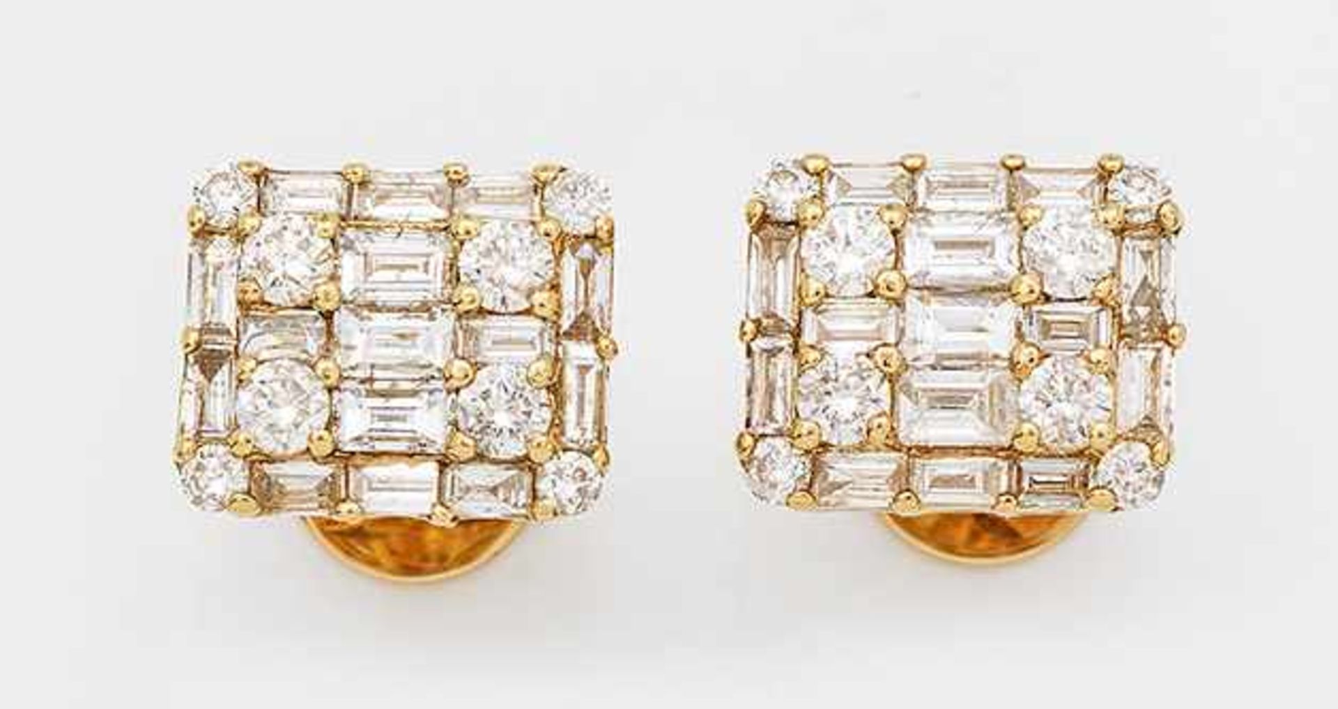 Paar repräsentative DiamantohrringeGelbgold, gest. 750. Schauseitig besetzt mit Brillanten und