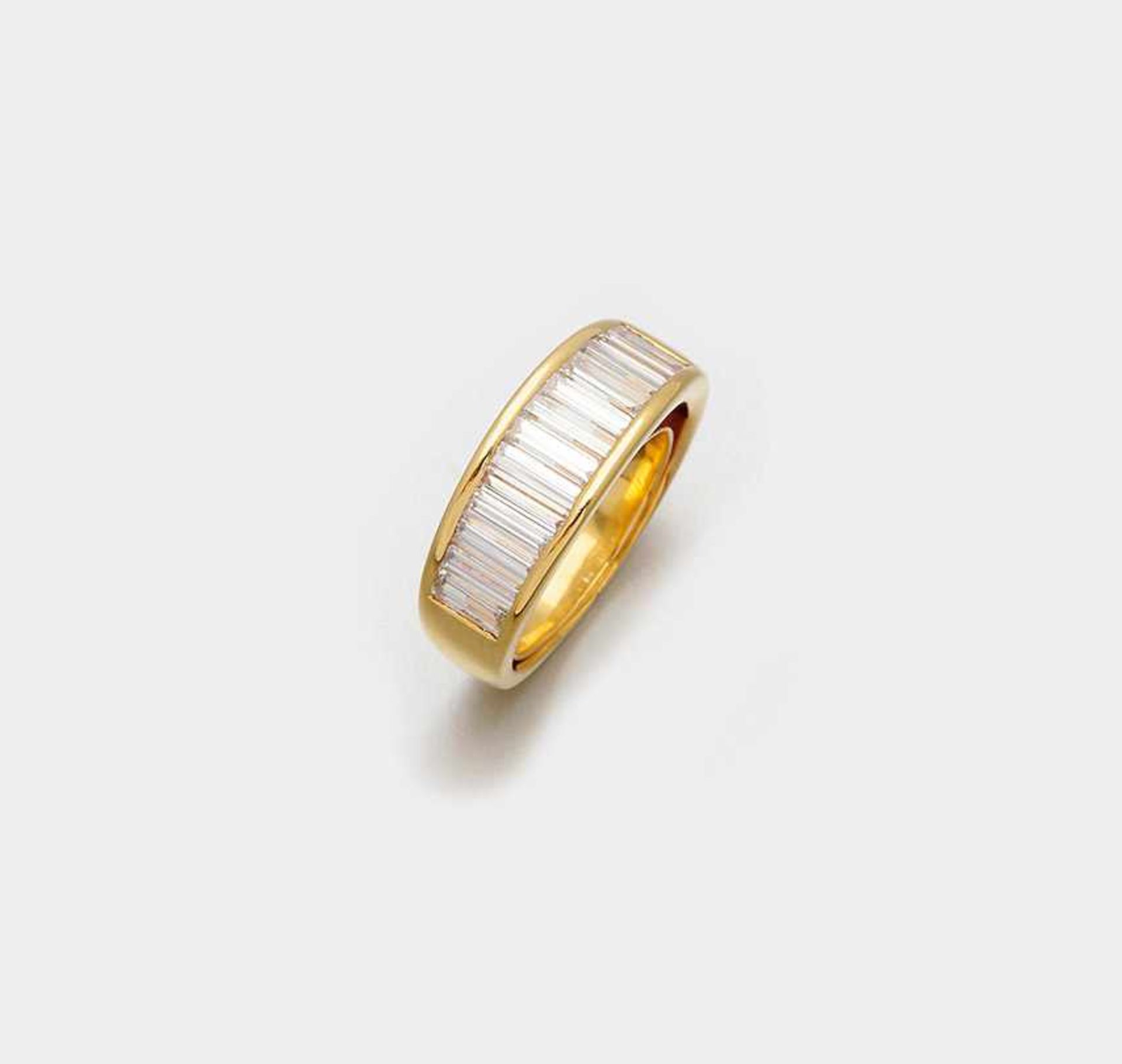 Hochfeiner Diamant-BandringGelbgold, gest. 750. Schauseitig linear besetzt mit Diamant-Baguetten von