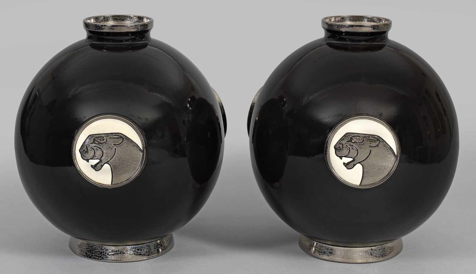 Paar große Kugelvasen "Panthère noire" im Art Déco-StilKeramik, farblose craquelierte Glasur bzw.