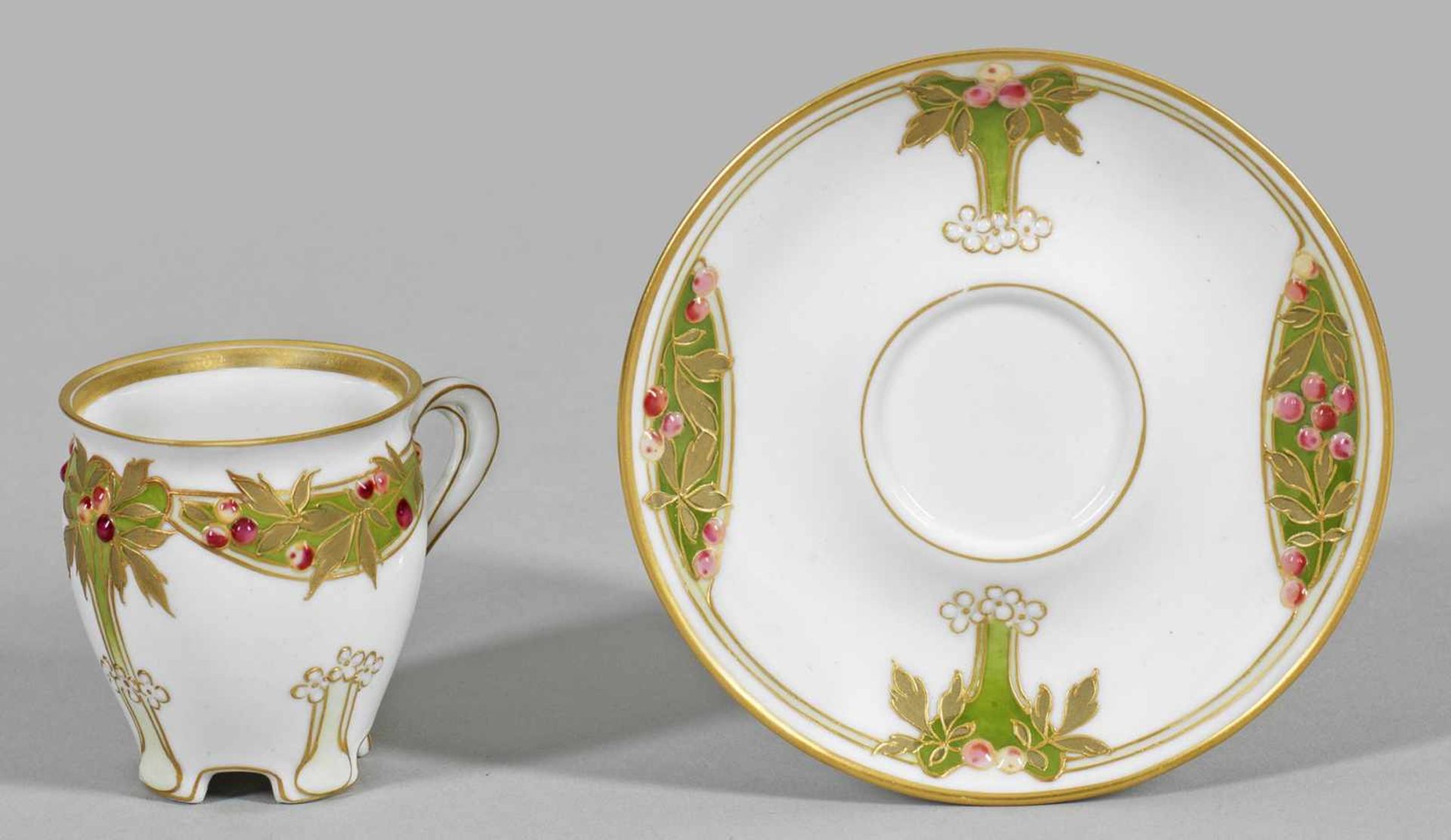 Äußerst feine Jugendstil-Mokkatassemit Untertasse. Auf vierfach eingezogenem Stand