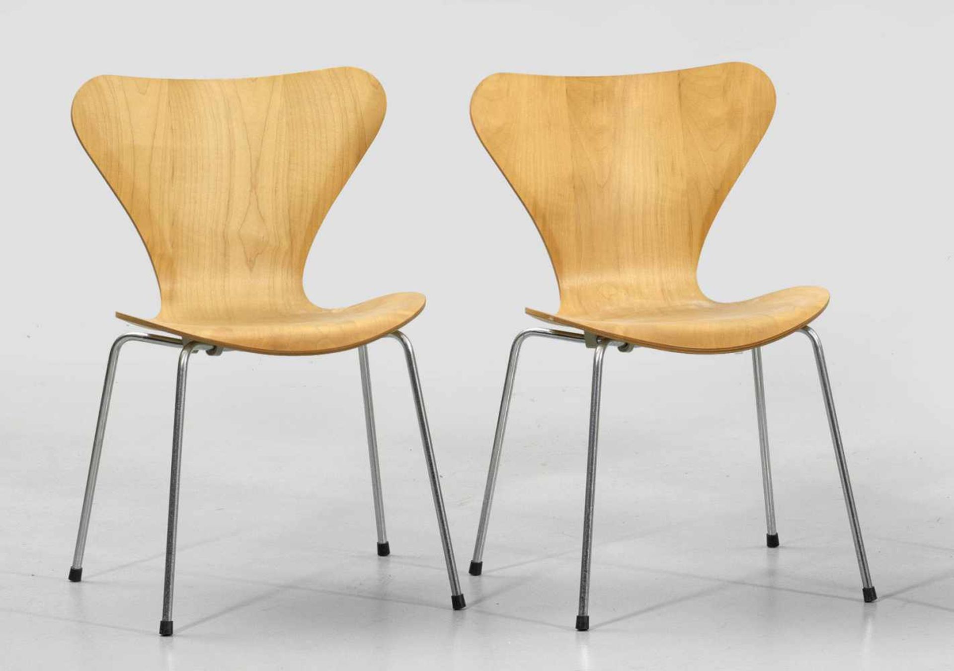 Zwei Stapelstühle von Arne JacobsenModell 3107. Schichtholz mit Ahornfurnier sowie Stahlrohr.