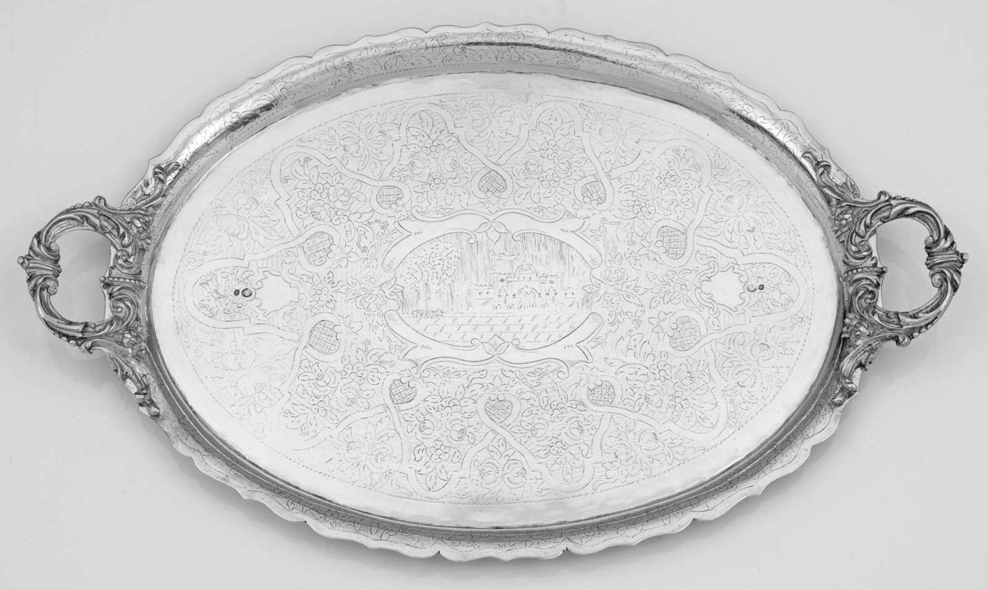 ServiertablettSilber. Oval. Im Spiegel flächendeckender gravierter Dekor aus Bandelwerk im