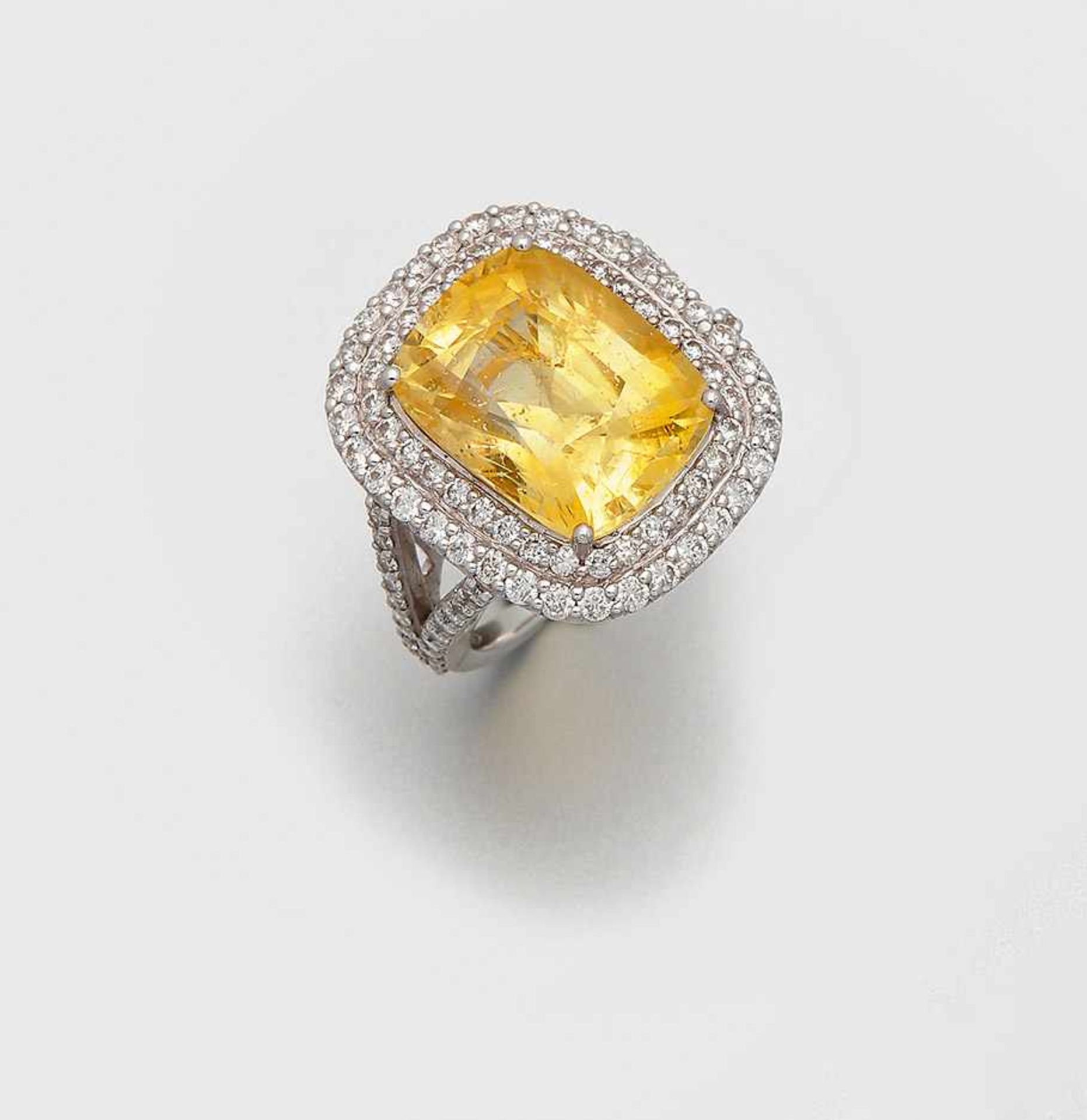 Dekorativer Crossover Ring mit Burma-SaphirenWeißgold, gest. 750. Schauseitig besetzt mit einem