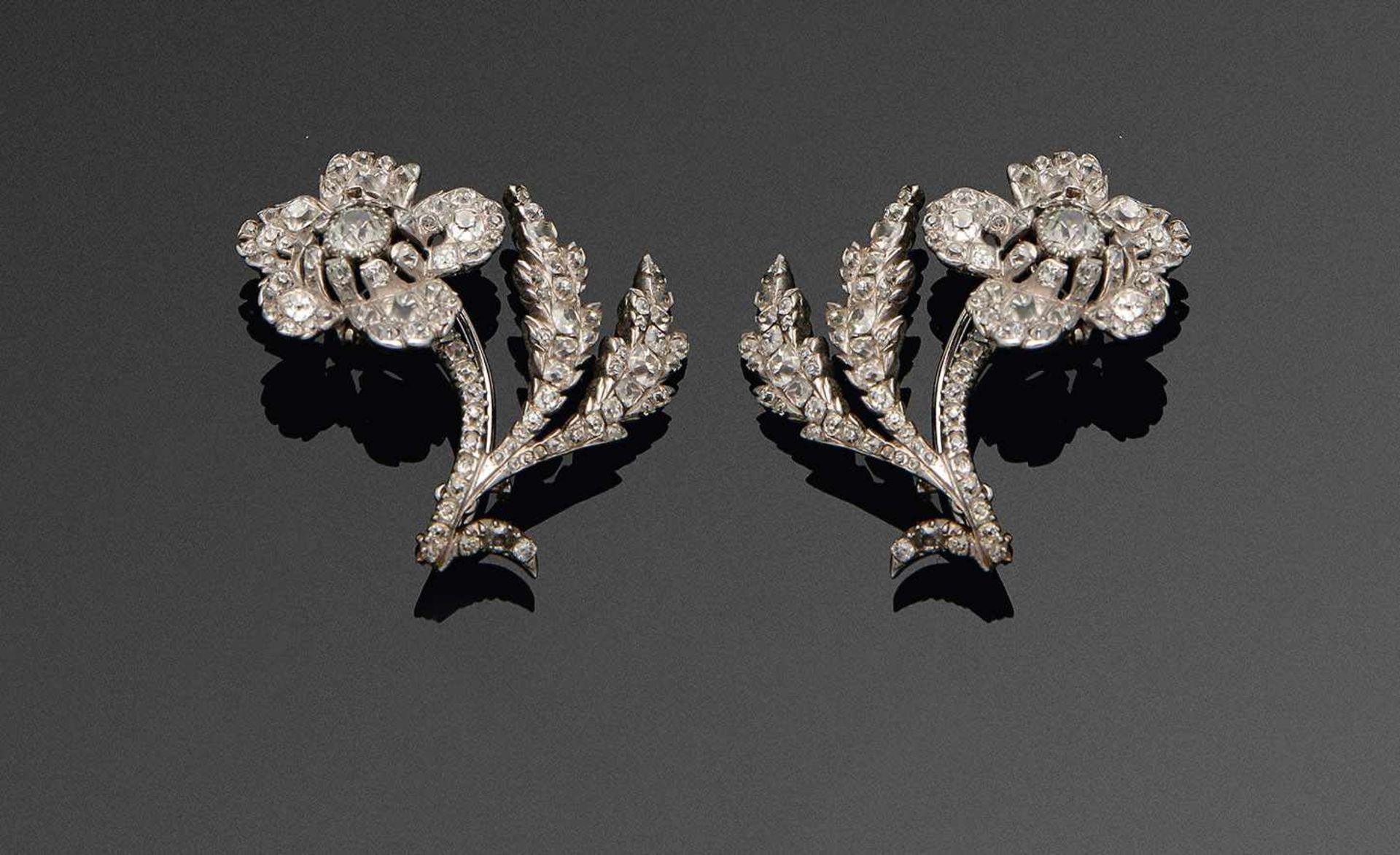Paar Belle Epoque-Blütenbroschen mit DiamantenWeißgold rhodiniert, 14 ct.; Schauseitig besetzt mit