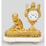 Feine Louis XVI-FigurenpenduleBronze, feuervergoldet sowie weißer Marmor. Vollplastisch