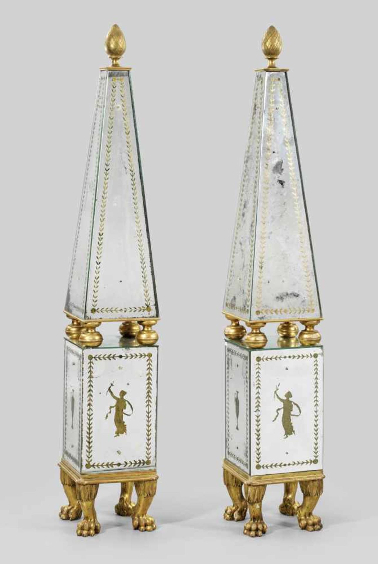 Paar imposante Muranoglas-Spiegel-ObeliskenSpiegelglas mit Goldmalerei sowie Holz, geschnitzt,