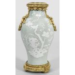 Seladon-Vase mit Fels-und Vogeldekorin Pâte-sur-pâte-Malereiund französischer, vergoldeter,