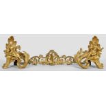 Paar Louis XV-KaminböckeGegenstücke. Bronze, vergoldet. Großzügig angelegte, eingerollte Blattvolute