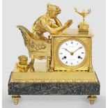 Empire-Figurenpendule "Die Lesende"Vergoldete Bronze sowie dunkelgrün gemaserter Marmor.