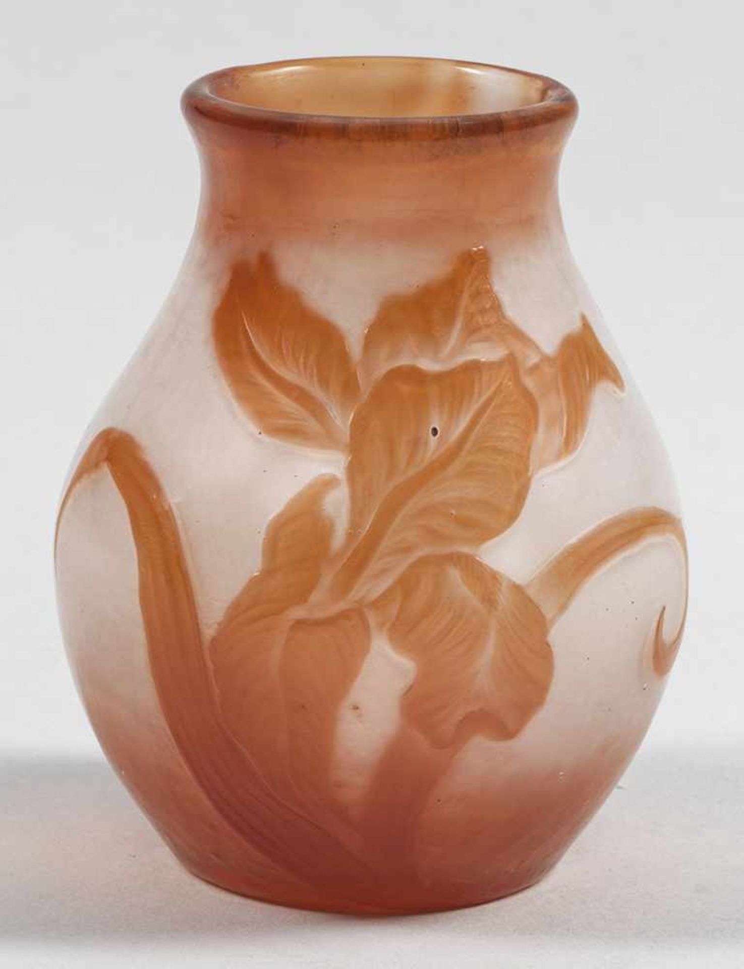 Seltene Gallé-Ziervase mit Schwertlilien-DekorBalusterform. Farbloses Glas, Unter- bzw. Überfang aus