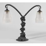 Jugendstil-Tischlampe2-flg.; Metall, schwarz lackiert sowie farbloses, satiniertes Glas. Über