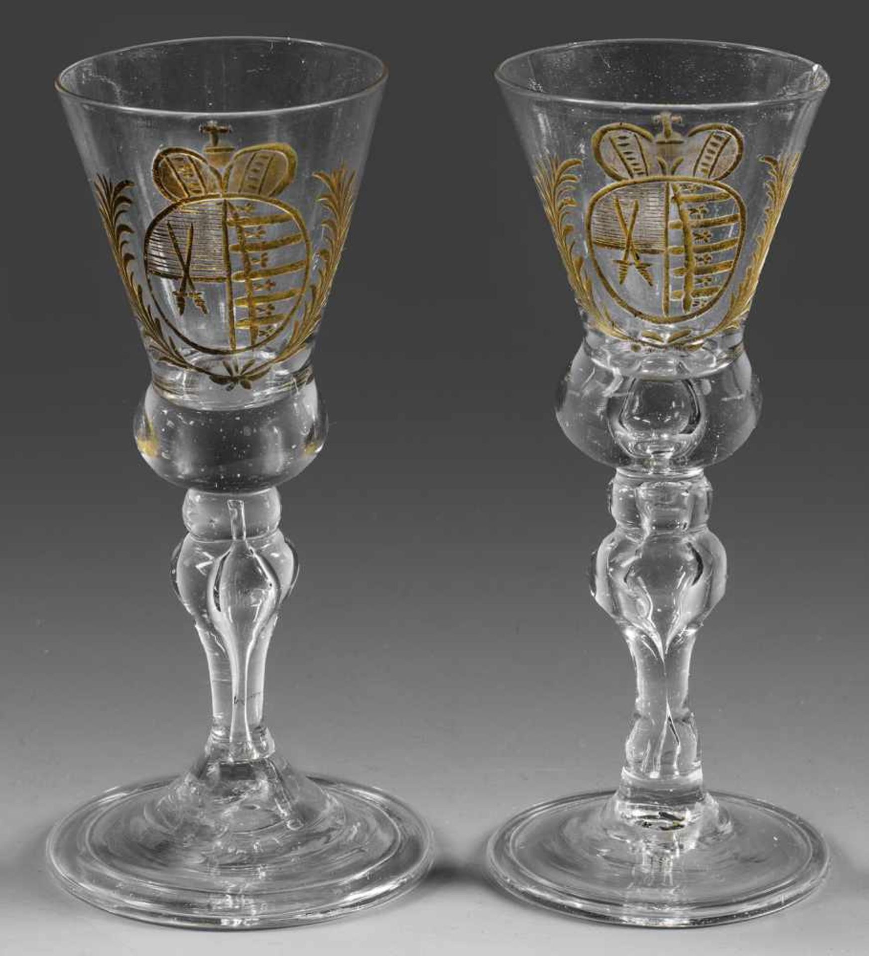 Paar Barock-Pokale mit kursächsischem WappenFarbloses Glas. Scheibenfuß mit umgeschlagenem Rand,