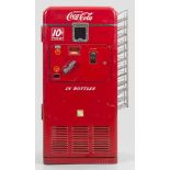 Vintage Coca-Cola-AutomatModell VMC 33. Rot lackiertes Metall. Hochrechteckiger, gerundeter Korpus