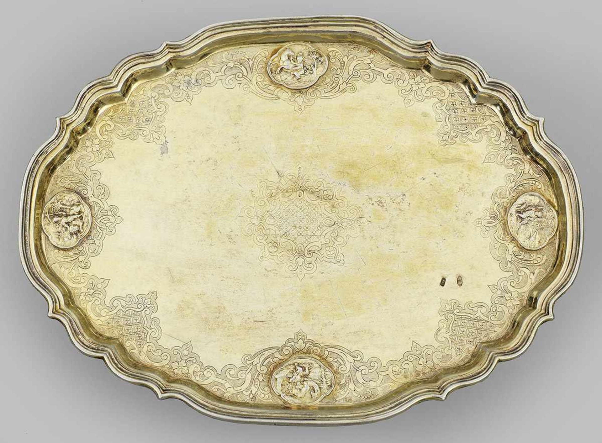 Barock-Tazza mit Darstellung der vier ErdteileSilber, voll vergoldet. Auf ovalem, gegratetem Stand - Bild 2 aus 2